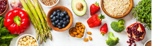Primo piano di una tavola con alimenti sani in linea con la filosofia del Mindful eating